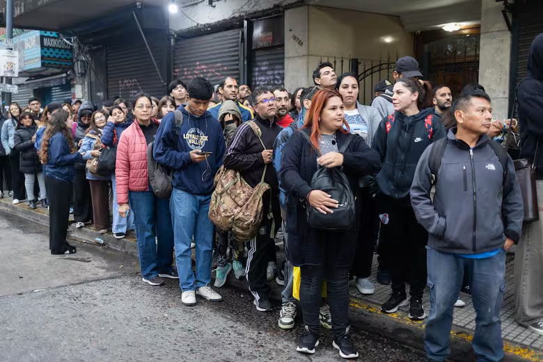 Mañana complicada para viajar: demoras, largas filas y caos en el transporte&nbsp;público