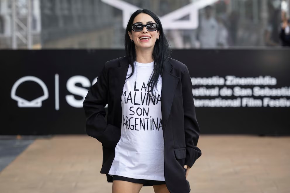 Lali Espósito llegó a San Sebastián con “Glaxo” y dos looks que marcaron su paso por el festival